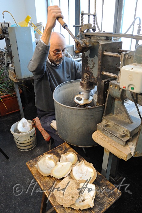 Herstellung von handgemachten Perlmutt-Knöpfen