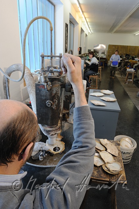 Herstellung von handgemachten Perlmutt-Knöpfen