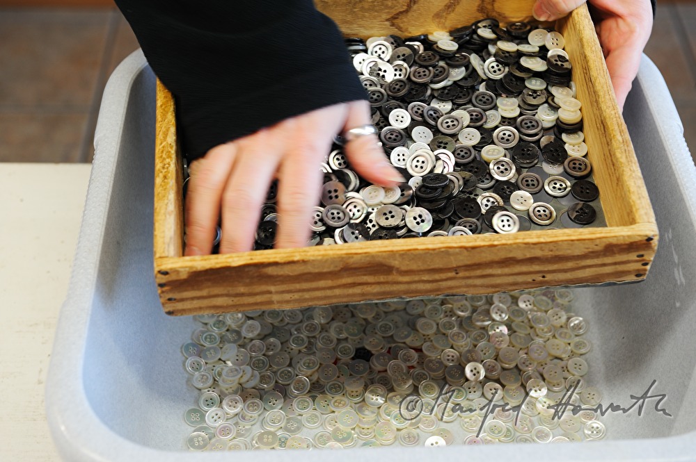 Herstellung von handgemachten Perlmutt-Knöpfen