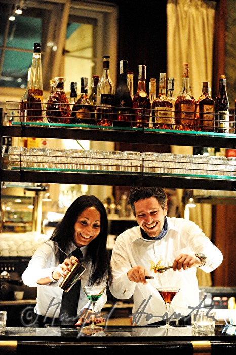 Barkeeperin und Barman mixen Drinks in der Laurin Bar