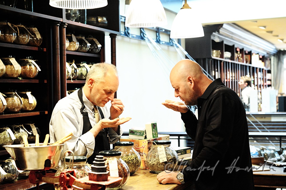 Barkeeper Ernst Lechthaler kauft Gewürze für Cocktails