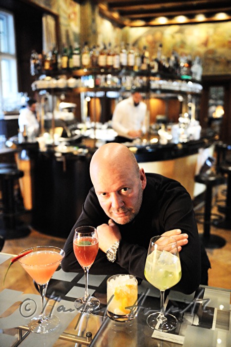 Barkeeper Ernst Lechthaler mit Cocktails in der Laurin Bar