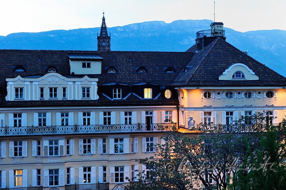 Hotel bei Abendbeleuchtung mit Dolomiten