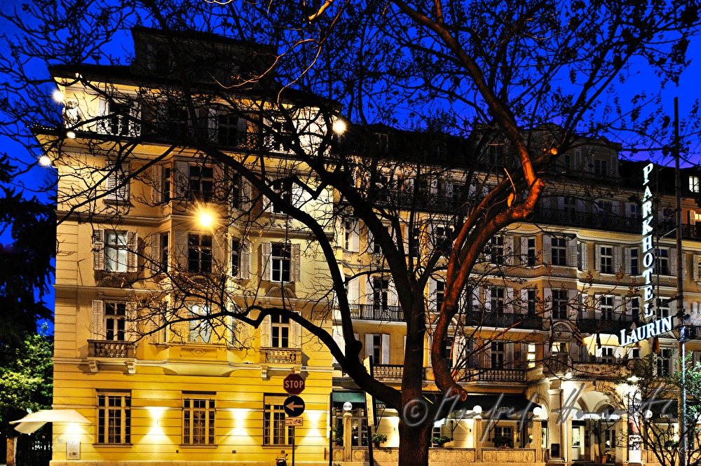 Hotel bei Abendbeleuchtung