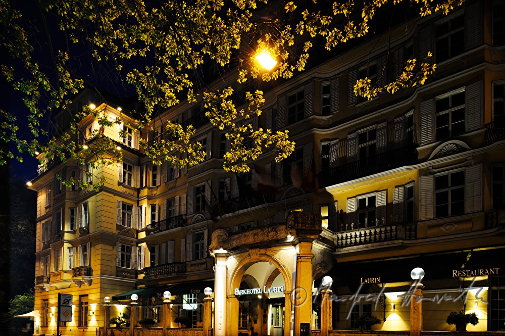 Hotel bei Abendbeleuchtung