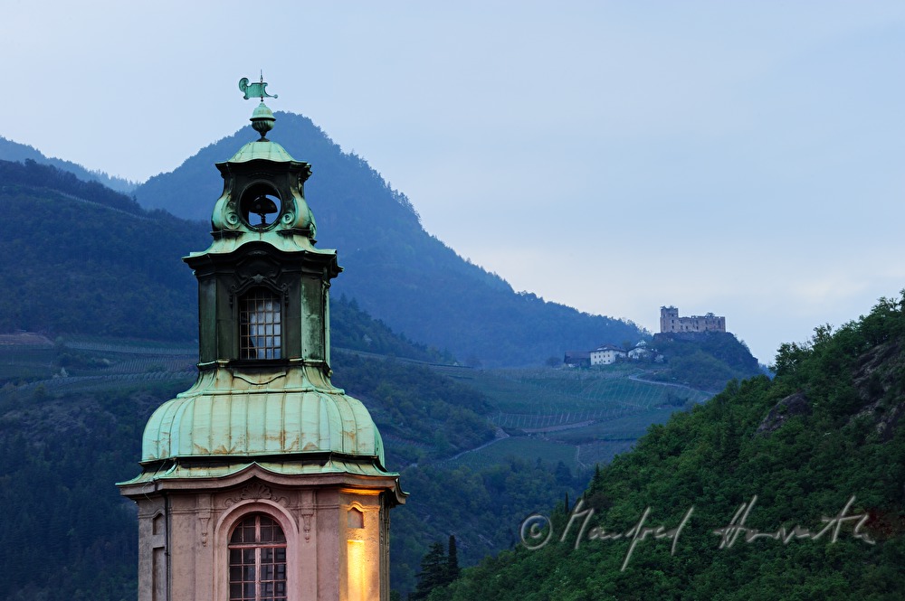 Kirchturm und Weingärten