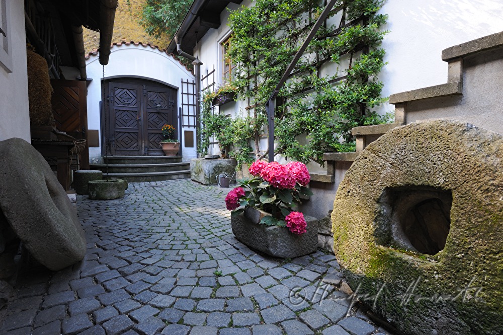 Hotel U Raka, Mühlsteine zur Dekoration  im Innenhof