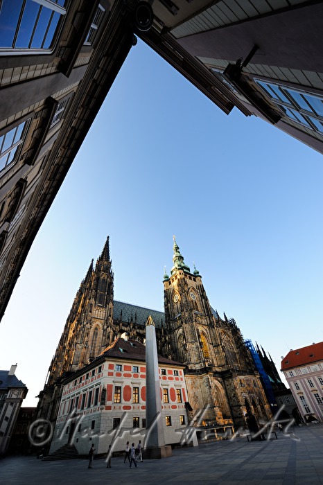 Veitsdom  und Obelisk (Gedenkstein für Opfer des 1. WK)