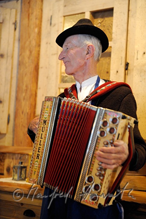 Alpenwellness Eschgfellner, Gaststube, Akkordeonspieler