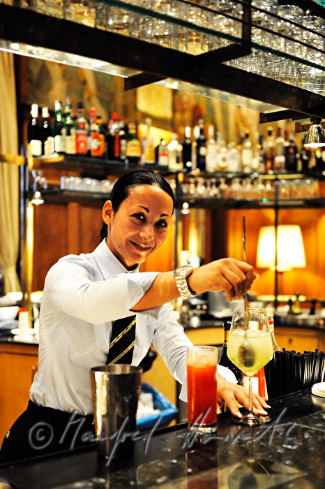 Barkeeperin mixt einen Drinks in der Laurin Bar