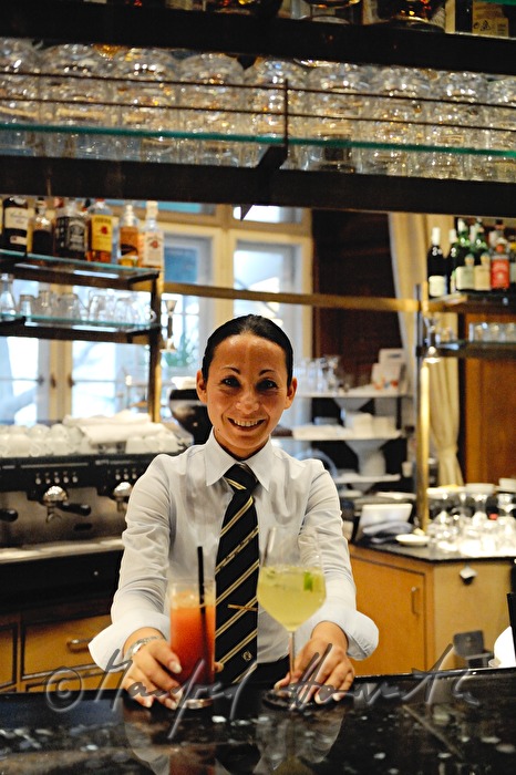 Barkeeperin mixt einen Drink in der Laurin Bar