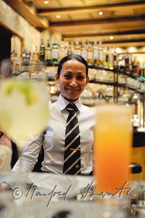 Barkeeperin mit einem ihrer Drinks in der Laurin Bar