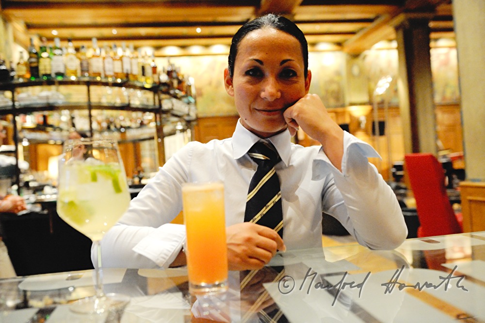 Barkeeperin mit einem ihrer Drinks in der Laurin Bar