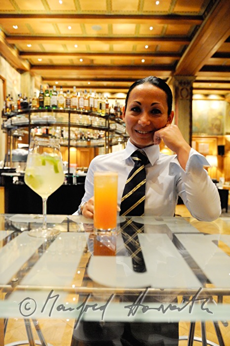 Barkeeperin mit einem ihrer Drinks in der Laurin Bar