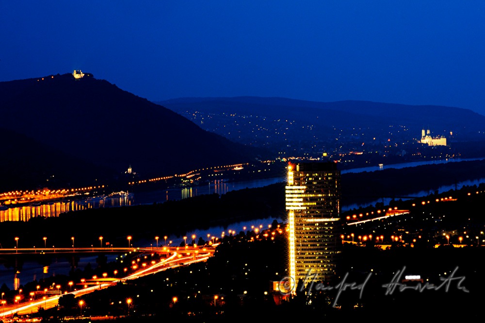 Blick vom Donauturm auf das Donauinselfest und den Millennium Tower