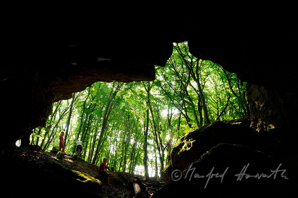 Wanderer am Eingang der Johannesgrotte