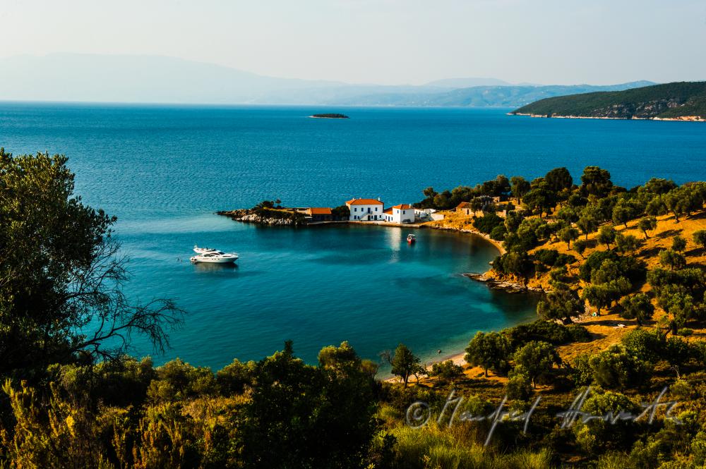 Kleine Bucht mit Landhaus und Motoryacht