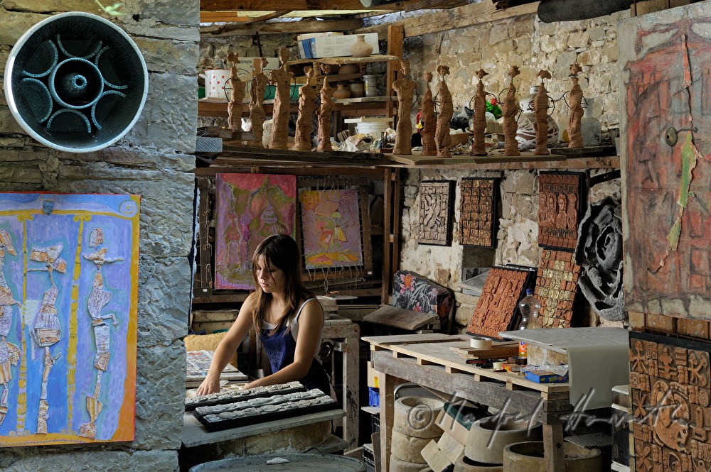 Künstlerin bei der Arbeit im Keramikatelier