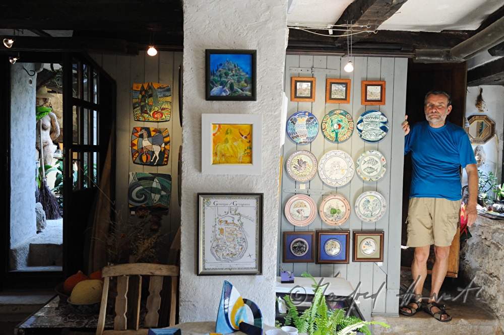 der Künstler Rok Zelenko in seiner Galerie