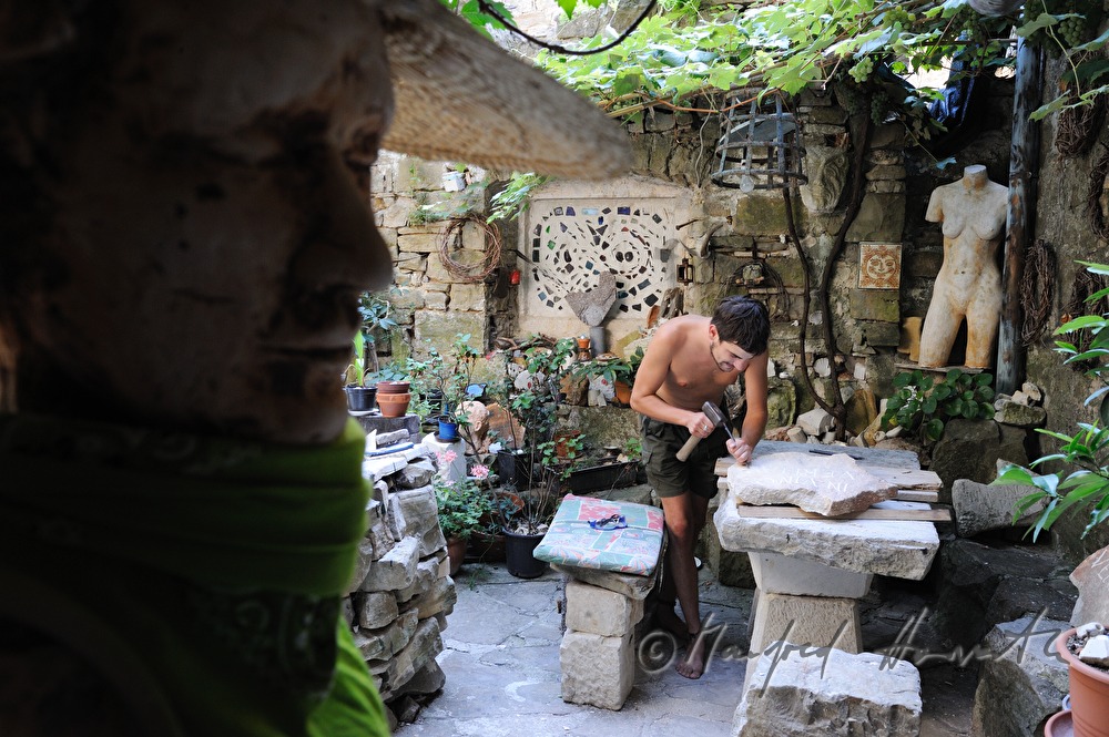 Bildhauer bei der Arbeit im Innenhof