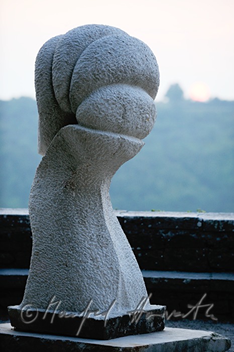 Stein-Skulptur und Sonne