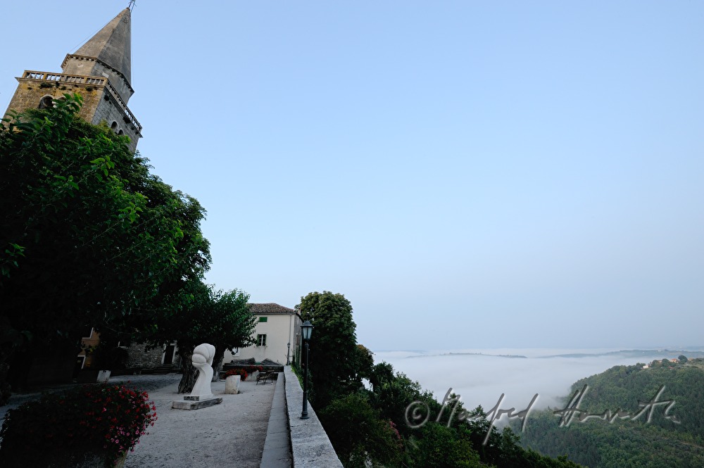 Kirche, Stadtmauer und Ausblick in das Mirnatal