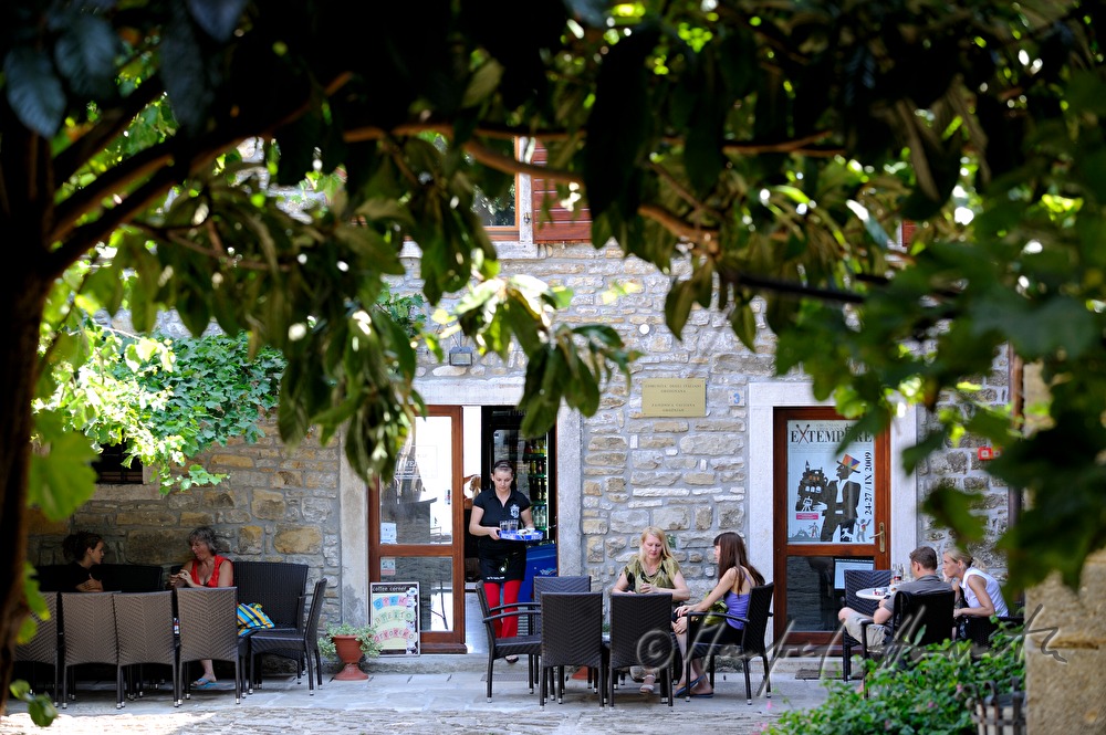 Cafe auf einem kleinen Platz