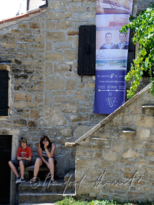 Touristinnen rasten auf einer Bank