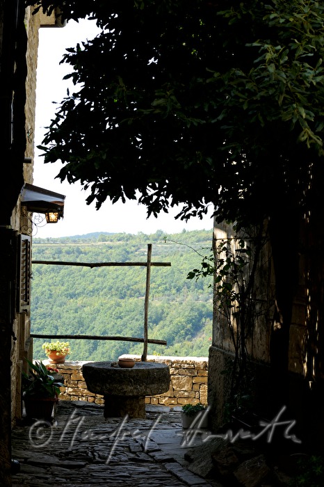 Steintisch auf einer Terrasse