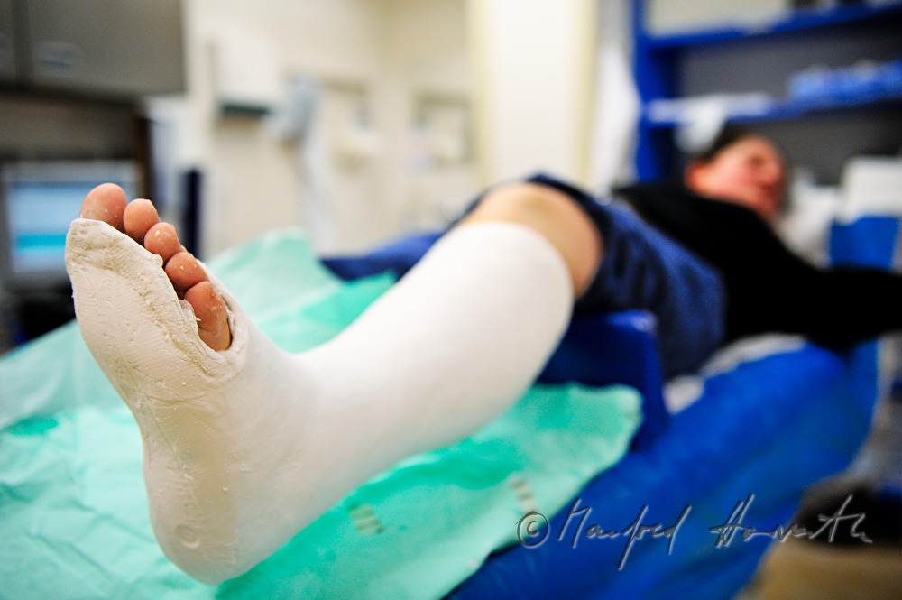 Patientin mit Beinbruch im Gipszimmer