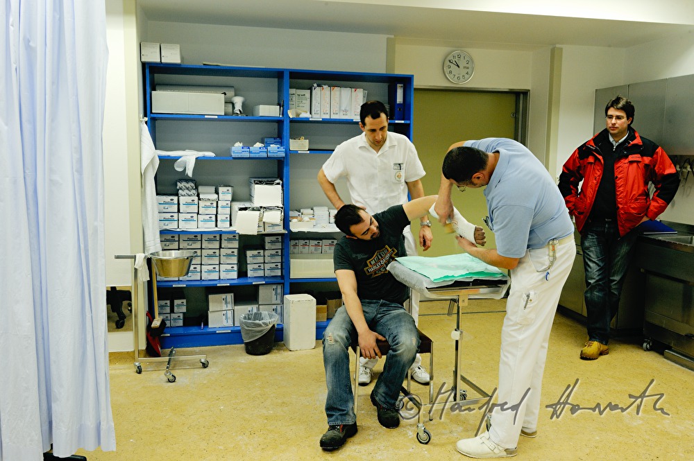 Patientin mit Armbruch im Gipszimmer