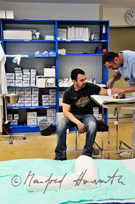 Patientin mit Armbruch im Gipszimmer