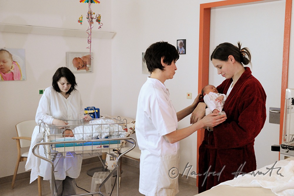 Schwester schult eine junge Mutter ein