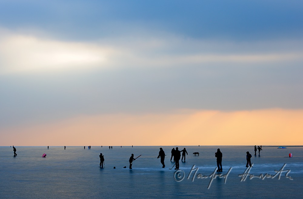 Steg und Eisläufer bei Sonnenuntergang
