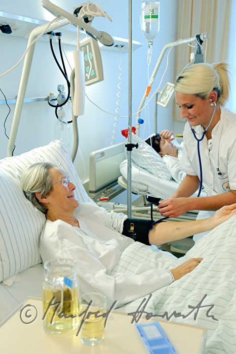 Schwester misst Blutdruck einer Patientin