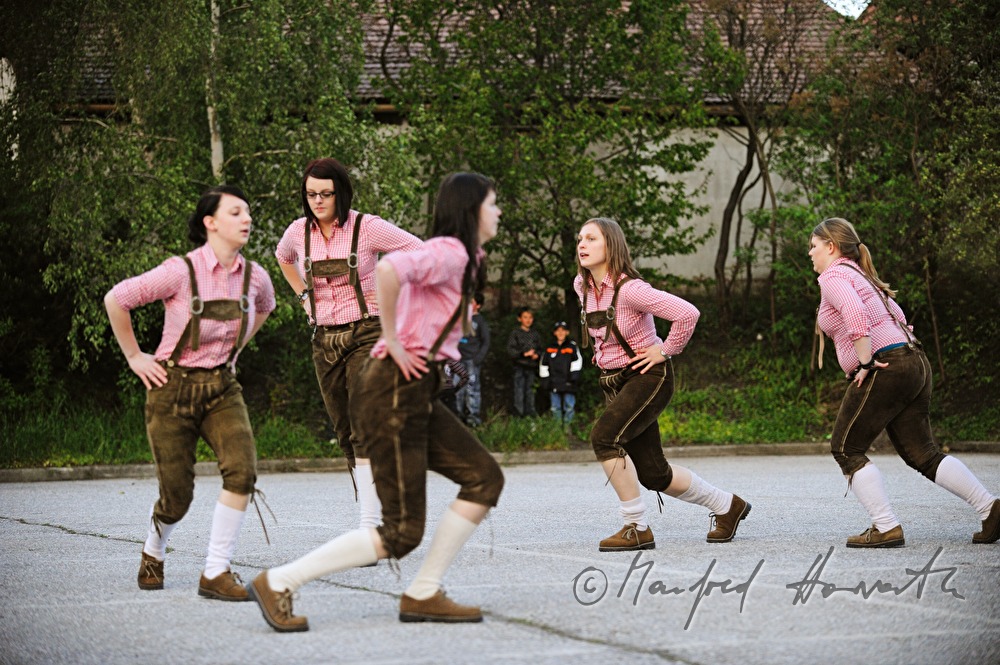 Schuhplattlerinnen tanzen auf dem Hauptplatz
