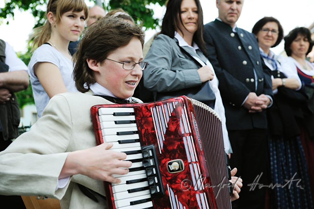 Zieharmonikaspieler beim Pfingsttanz
