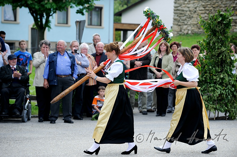 Tänzerinnen beim Tanz um den Maibaum