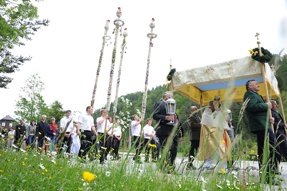 Fronleichnamsprozession mit blumengeschmückten 