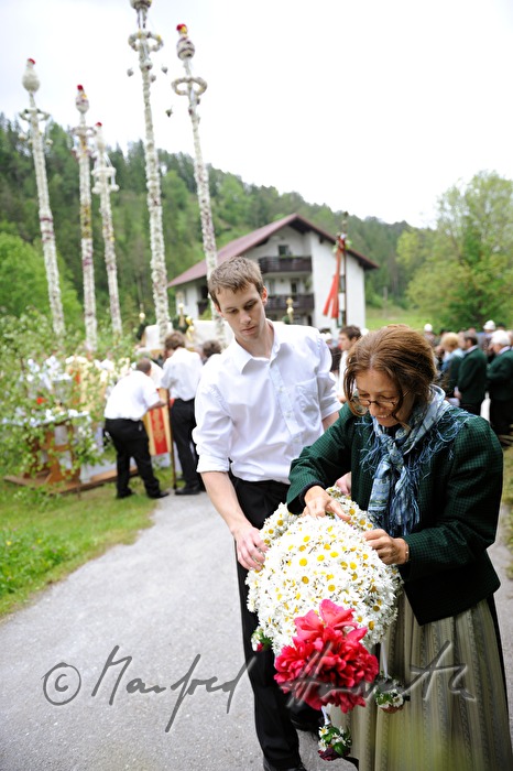 Fronleichnamsprozession mit blumengeschmückten 