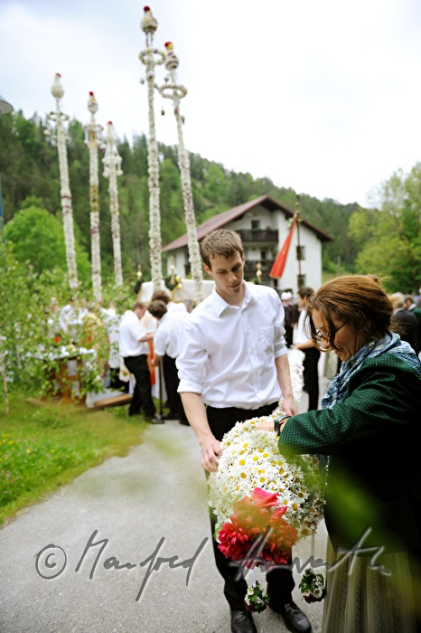 Fronleichnamsprozession mit blumengeschmückten 