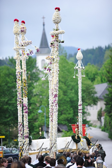 Fronleichnamsprozession mit blumengeschmückten 