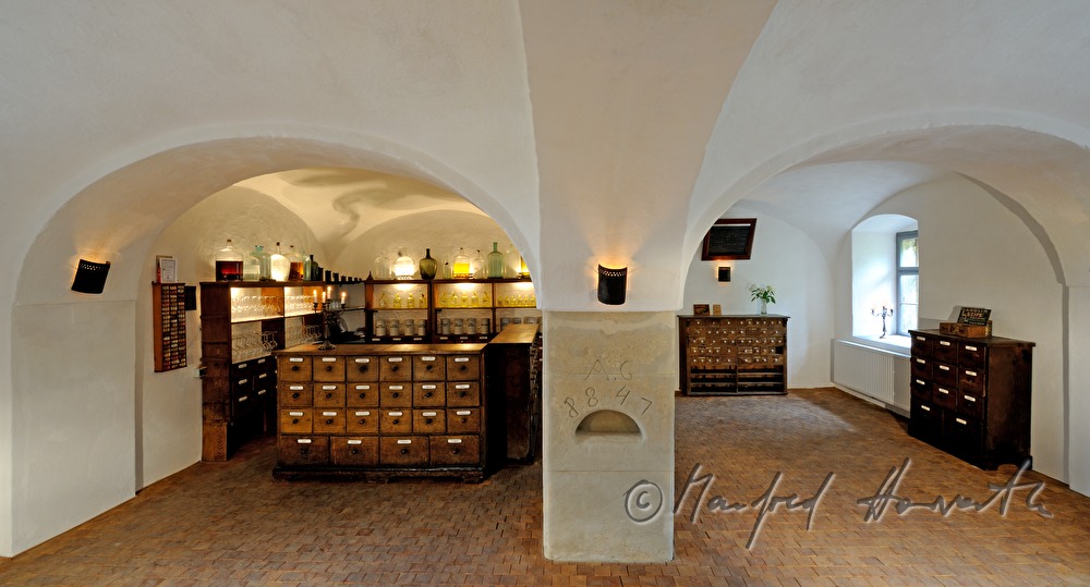 Ausstellung: historischer Apothekerschrank in einem Gewölbe