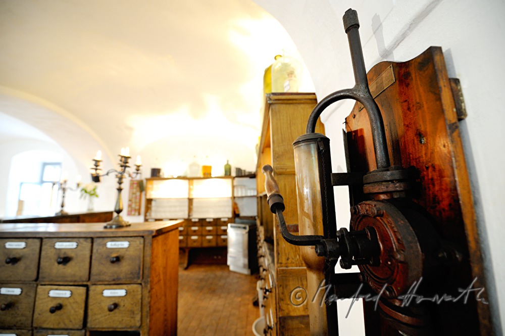 Ausstellung: historischer Apothekerschrank in einem Gewölbe