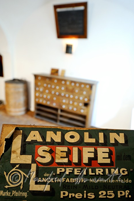 Ausstellung: historischer Apothekerschrank in einem Gewölbe