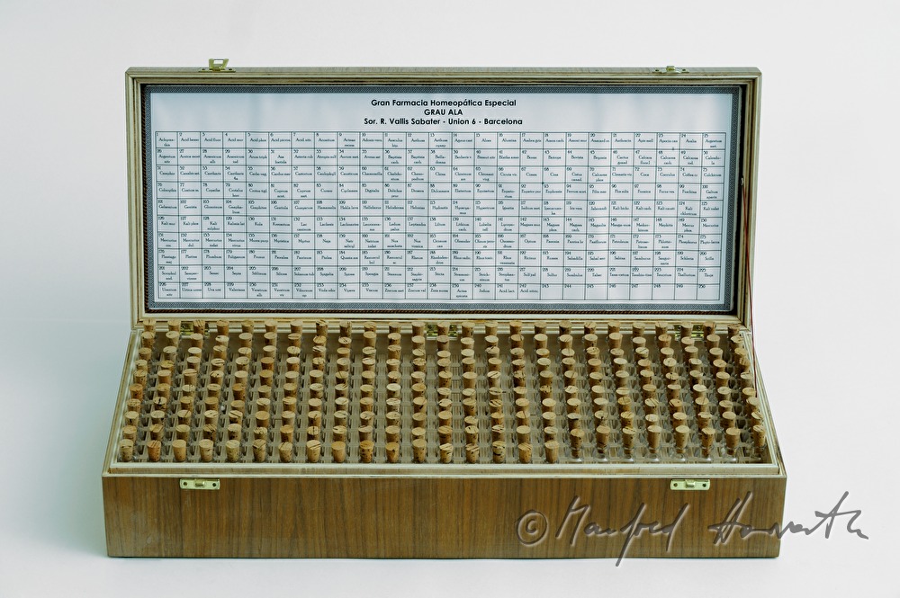 Arzneischrank mit homöopathischer Medizin (Globuli in Röhrchen)