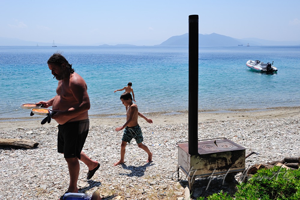 Pizzabacken am Strand mit transportablem Ofen