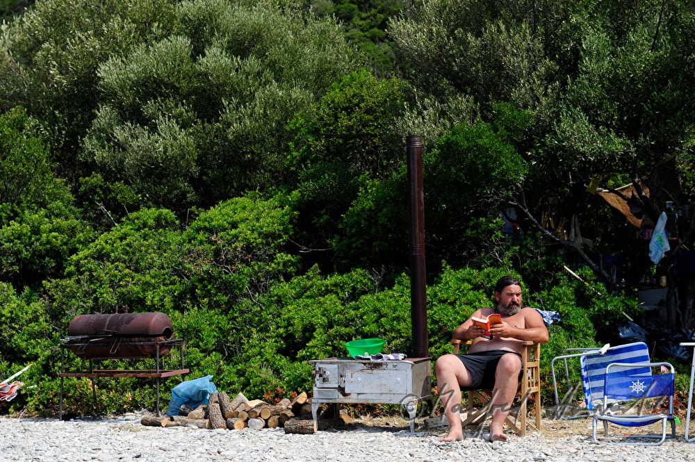 Pizzabacken am Strand mit transportablem Ofen