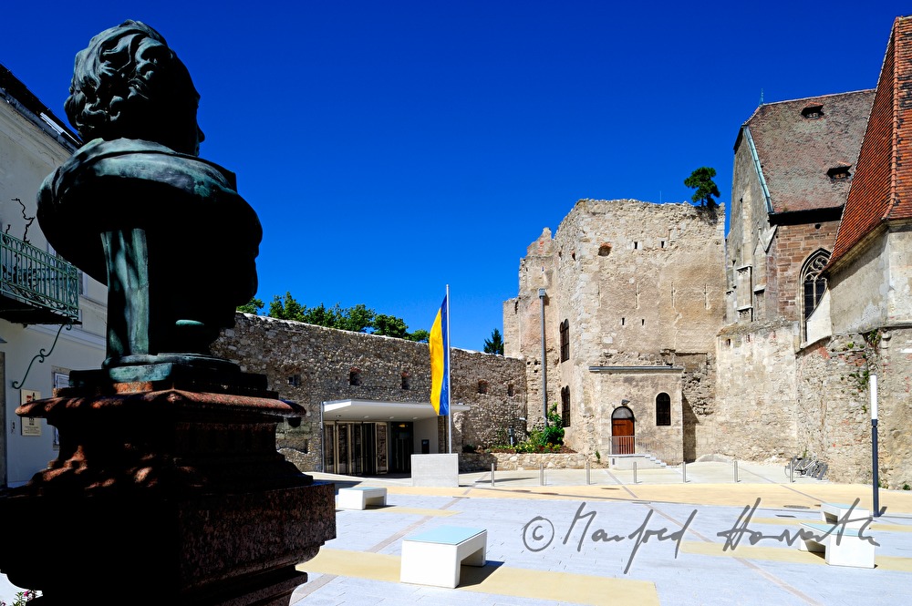 Burg Perchtoldsdorf und Burgvorplatz mit Josef Hyrtl-Büste