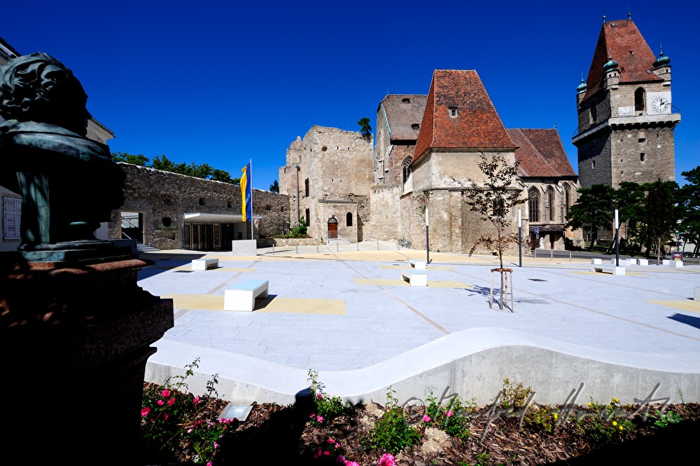 Burg Perchtoldsdorf und Burgvorplatz mit Josef Hyrtl-Büste